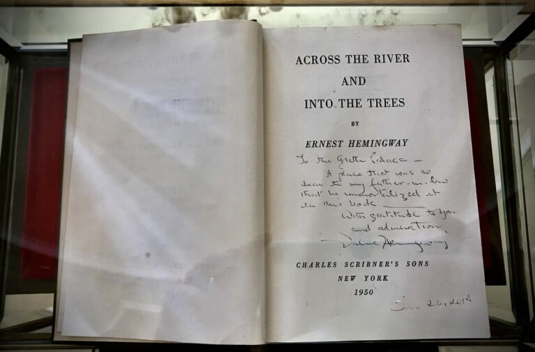 Copia autografata di _Across the River and Into the Trees_ di Ernest Hemingway