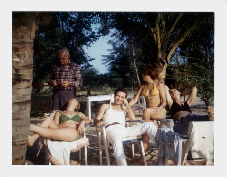 Da sinistra: Alberto Moravia, Dacia Maraini, Pier Paolo Pasolini, persona non identificata, Maria Callas. Polaroid Archivio Fotografico di Dacia Maraini
