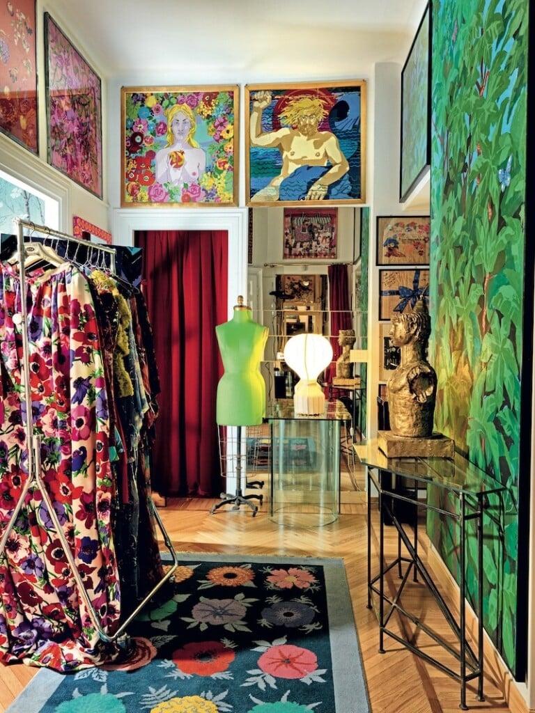 Entrance to Ken Scott’s studio on Via Besana, Milan. To the right, gilded gesso sculpture by Ken Scott and oil-painted panel with the Ricino print (1979), launching Rilsan fiber made from the castor oil plant. Center: Gattolamp by Castiglioni for Flos; Paracchi carpet, to the design Kenneth-Kenneth (1986); on the walls, various foulards and a 1940s dressmaker’s dummy. Photo by Ruy Teixeira for Velvet, 2010. © Ruy Teixeira