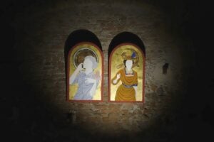 Dieci filosofe trasformate in icone bizantine. Filippo Riniolo in mostra a Torino