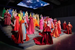 La moda di maison Valentino va in mostra a Doha