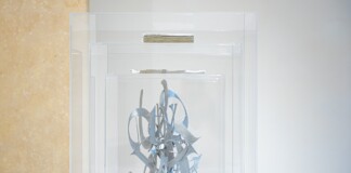 Francesco Totaro, HERZ / HIRN 3, tecnica mista, alluminio spazzolato, legno, pittura acrilica, stagno argento, terra cruda, stucco, gesso, PMMA (polimetilmetacrilato), 60x60x140 cm, 2022