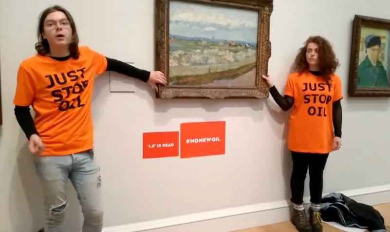 Gli attivisti di Just Stop Oil incollati al van Gogh a Londra, still da video