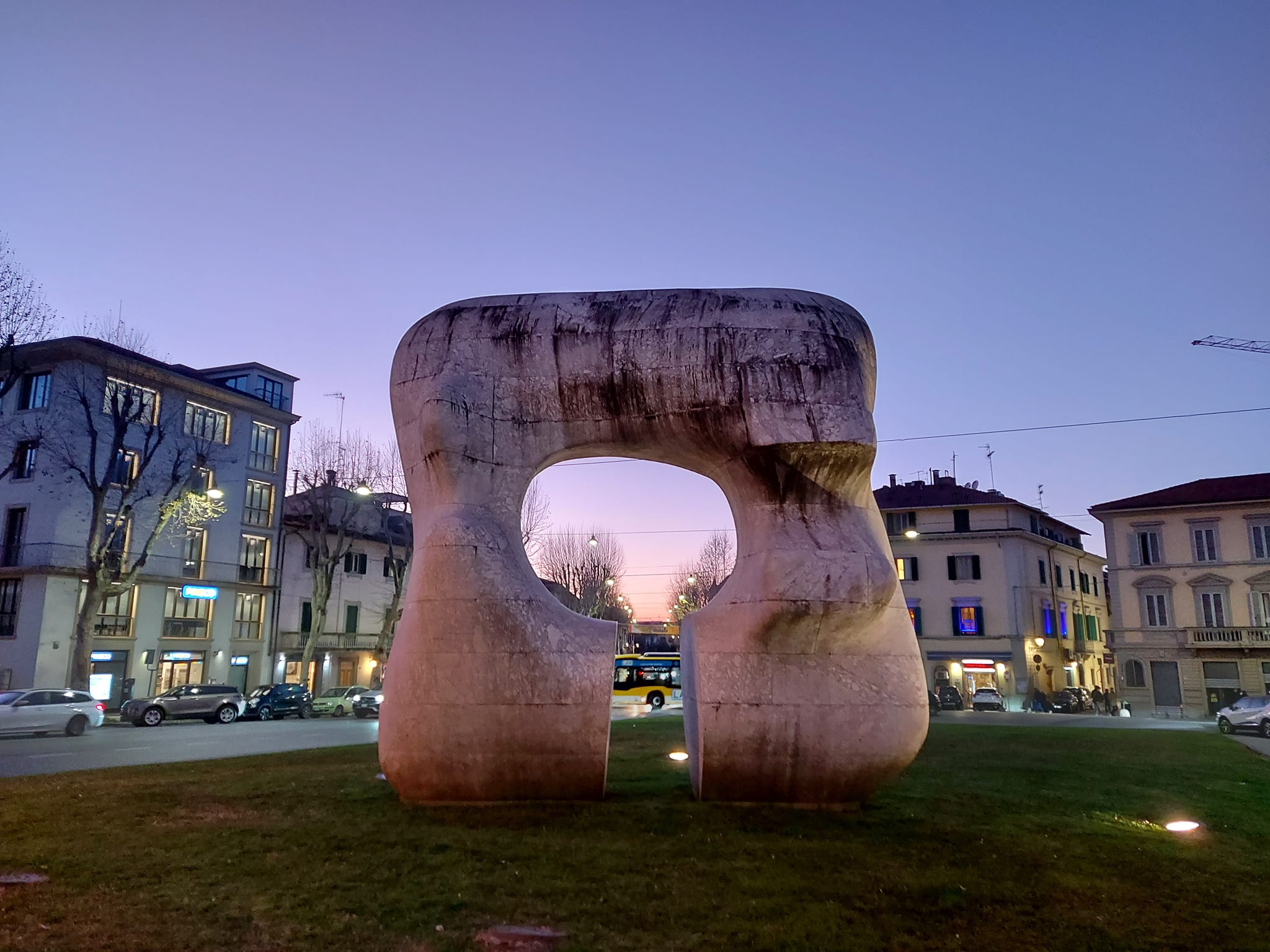 Henry Moore, Forma squadrata con taglio, 1974, Prato