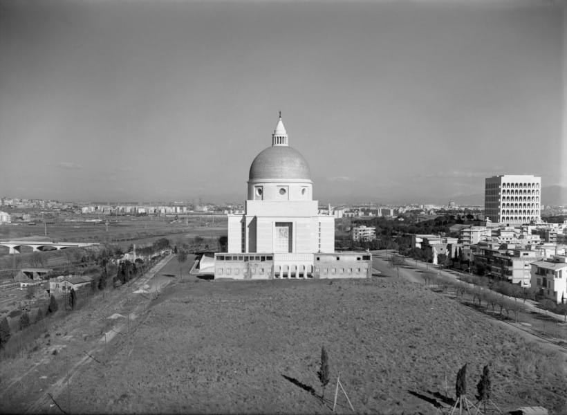 La Basilica dei Santi Pietro e Paolo nell'Eur in costruzione, foto d'epoca