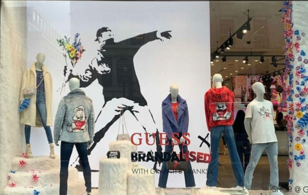 “Il brand ruba? Fatelo anche voi”: Banksy aizza i suoi fan contro Guess