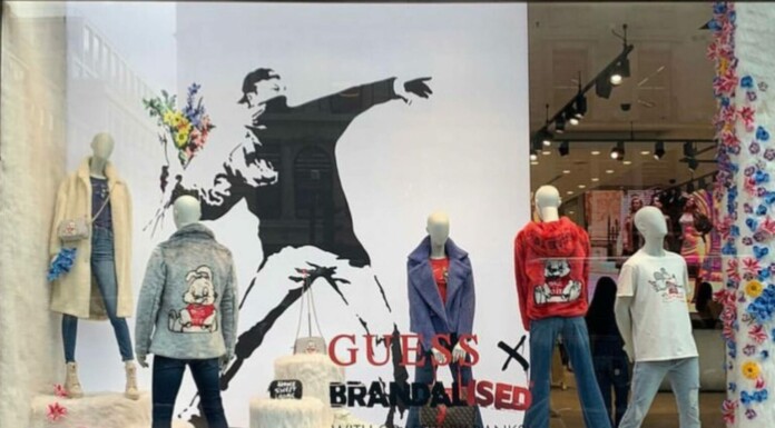 La collezione di Guess X Brandalised con le opere di Banksy