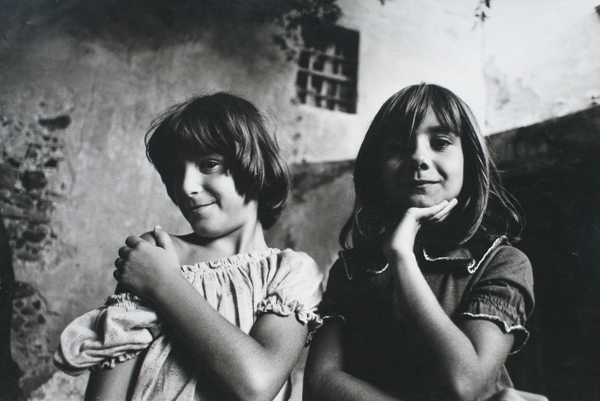 Letizia Battaglia, Amiche, Cefalù, 1981, Gelatin silver print, 24x36 cm © Archivio Letizia Battaglia, 2022, courtesy Galleria Alberto Damian