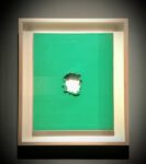 Lucio Fontana, Concetto spaziale, 1963, olio, squarcio e graffiti su tela verde. Collezione privata