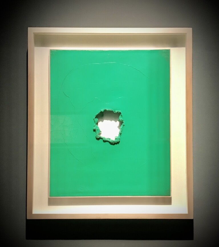 Lucio Fontana, Concetto spaziale, 1963, olio, squarcio e graffiti su tela verde. Collezione privata