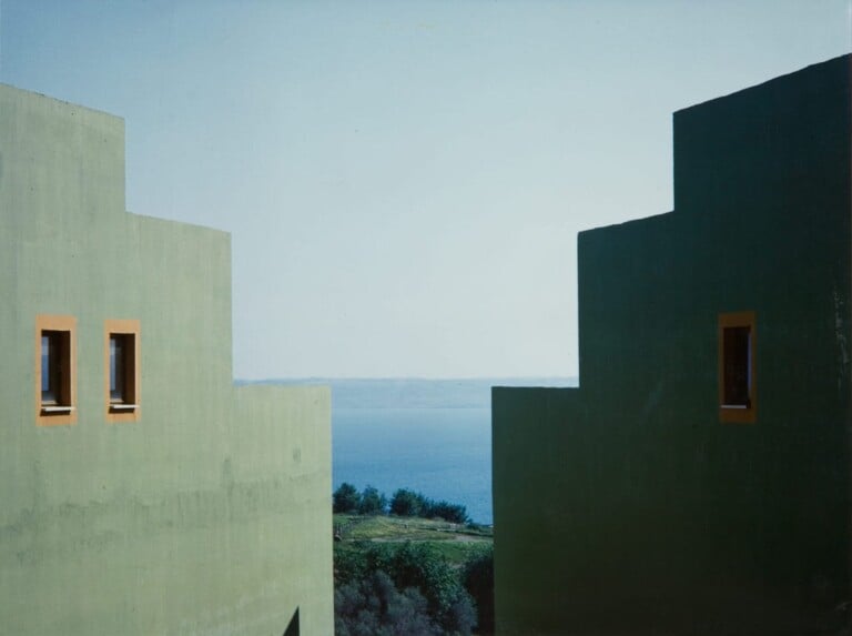 Luigi Ghirri, Case IACP per la provincia di Roma di Paolo Portoghesi, Trevignano Romano, 1985, Cibachrome, vintage. Collezione Galleria Civica, Comune di Modena FMAV Fondazione Modena Arti Visive