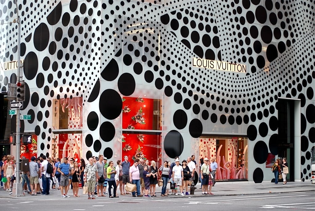 Negozio di Louis Vuitton dopo l’uscita della collaborazione tra il brand francese e l’artista giapponese Yayoi Kusama