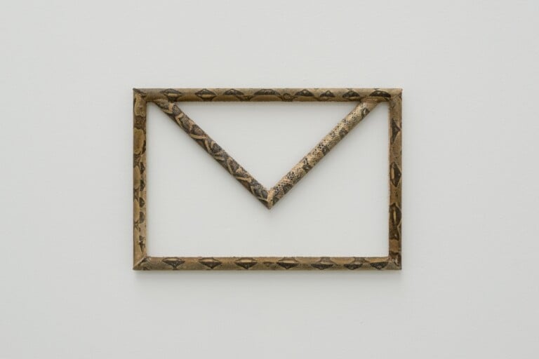 Paolo Bufalini, Mail, 2020, pelle di serpente, metallo, 45 x 31 x 2,5 cm, courtesy l'artista. Photo Manuel Montesano