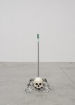 Paolo Bufalini, Senza titolo, 2020, paletta zincata, teschio, coriandoli, 78 x 25 x 30 cm, courtesy l'artista. Photo Manuel Montesano