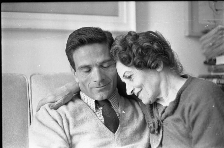 Pier Paolo Pasolini con la madre Susanna nella loro casa in Via Carini a Roma, 23 maggio 1962. Fotografia di Vittorio La Verde © GERARDO MARTORELLI