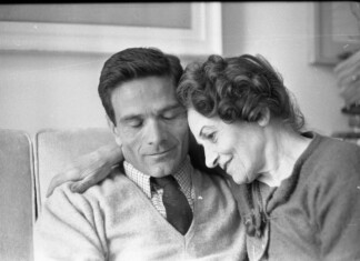 Pier Paolo Pasolini con la madre Susanna nella loro casa in Via Carini a Roma, 23 maggio 1962. Fotografia di Vittorio La Verde © GERARDO MARTORELLI