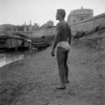 Pier Paolo Pasolini sulla riva del Tevere a Roma, Fotografia Gabriella Drudi, anni Cinquanta. Courtesy Fondazione Toti Scialoja, Roma