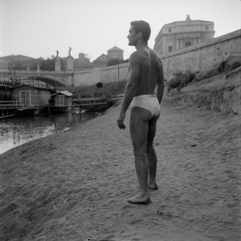 Pier Paolo Pasolini sulla riva del Tevere a Roma, Fotografia Gabriella Drudi, anni Cinquanta. Courtesy Fondazione Toti Scialoja, Roma