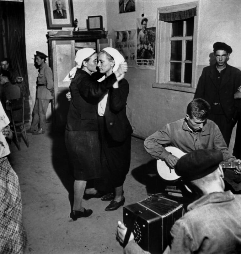 Robert Capa, USSR, 1947. The social center of the Collective farm © Robert Capa © International Center of Photography – Magnum Photos