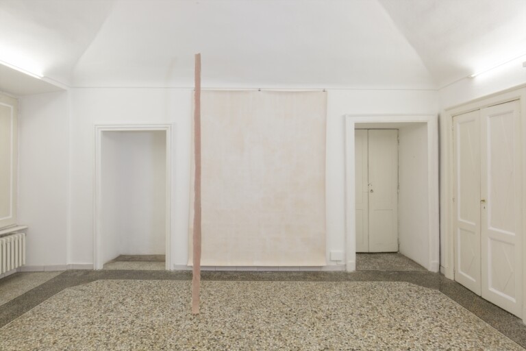 Sebastiano Impellizzeri, E se domani non torno, brucia tutto, installation view, courtesy l'artista e Société Interludio. Photo Gabriele Abruzzese