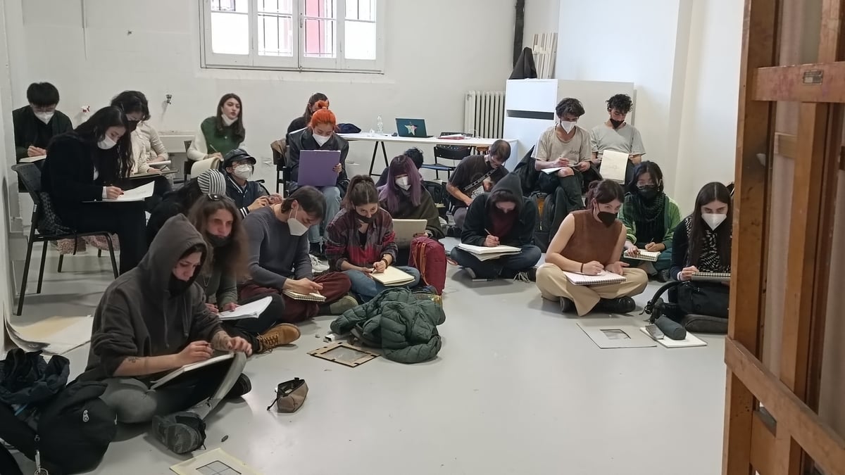 Sessione di disegno in aula, Accademia di Bologna. Photo Luca Bertolo