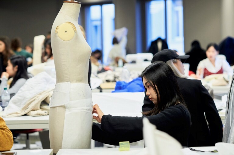 Studenti al lavoro nei laboratori della sede milanese dell’Istituto Marangoni