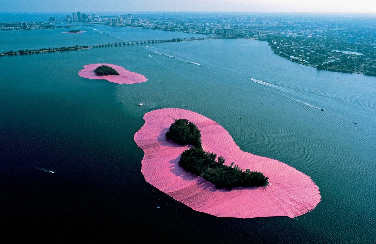 Surrounded Islands, Biscayne Bay, Greater Miami, Florida, 1980 83. Ph. Wolfgang Volz,courtesy Christo and Jeanne Claude Foundation