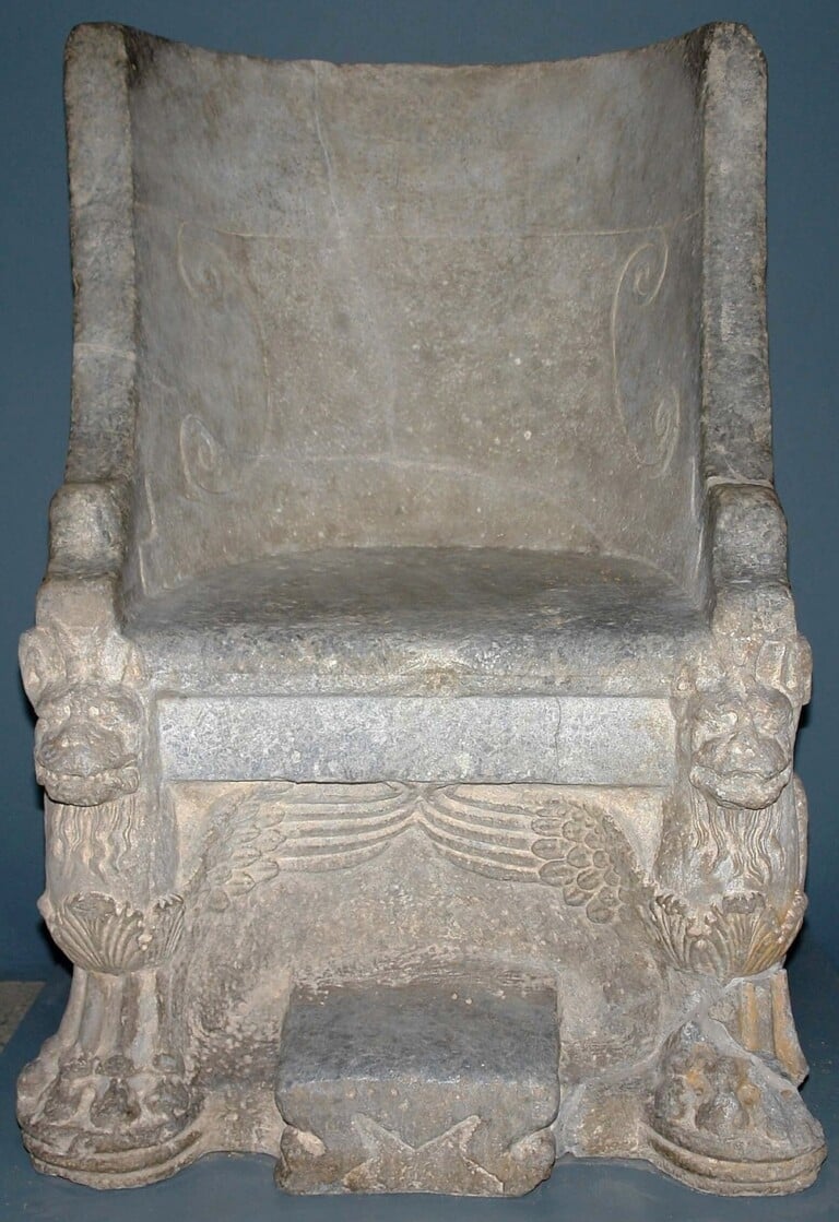 Trono di Virgilio, II secolo a.C., marmo bigio morato Mantova, Musei Civici, Museo di Palazzo San Sebastiano, inv. G 6640 © Comune di Mantova, Musei Civici, Mantova