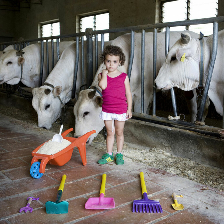 Una foto di Gabriele Galimberti dal ciclo Toys Stories (Alessia – Castiglion Fiorentino, Italy)