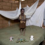 Una foto di Gabriele Galimberti dal ciclo Toys Stories (Chiwa – Mchinji, Malawi)