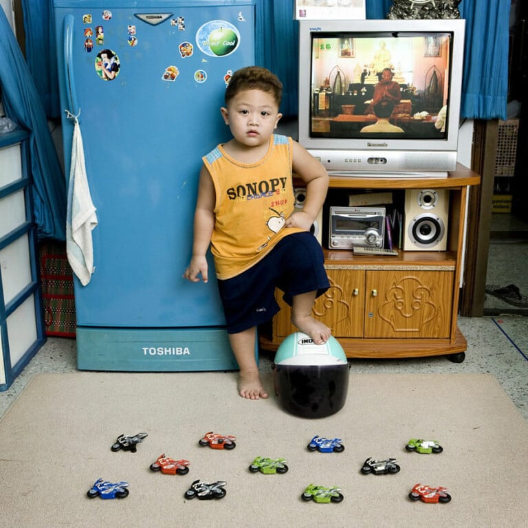 Una foto di Gabriele Galimberti dal ciclo Toys Stories (Watcharapom – Bangkok, Thailand)