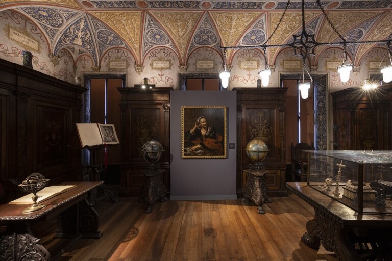 Veduta della mostra La seduzione del bello, biblioteca. Photo Elena Datrino, Milano