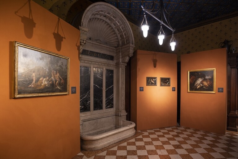 Veduta della mostra La seduzione del bello, sala da bagno. Photo Elena Datrino, Milano
