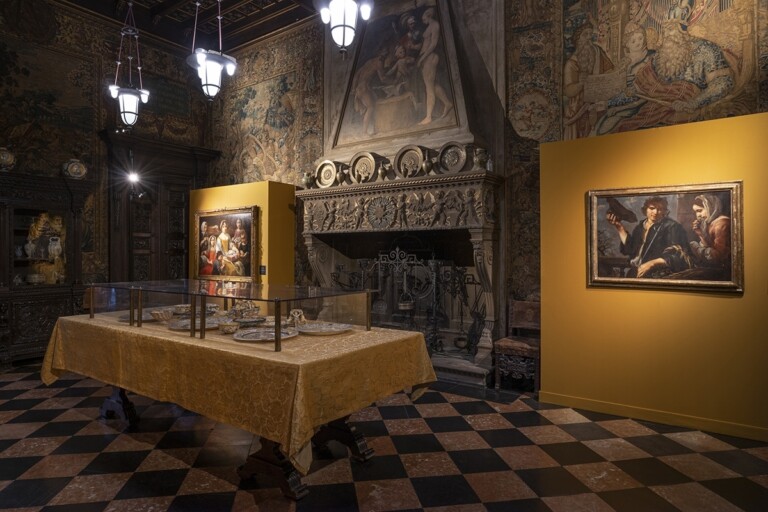 Veduta della mostra La seduzione del bello, sala da pranzo. Photo Elena Datrino, Milano