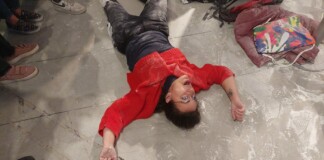 Attivisti attaccano un'opera di Andy Warhol a Milano. Ph Mariasole Garacci