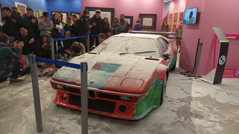 Attivisti attaccano un'opera di Andy Warhol a Milano. Ph Mariasole Garacci