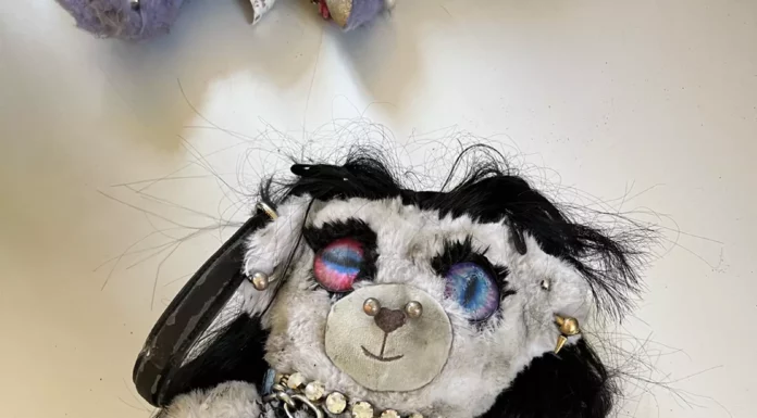 Balenciaga Summer 2023 collection, uno dei peluche-zainetto al centro delle polemiche