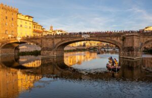 Water Spell: la “magica” performance di Emiliano Maggi sull’Arno a Firenze