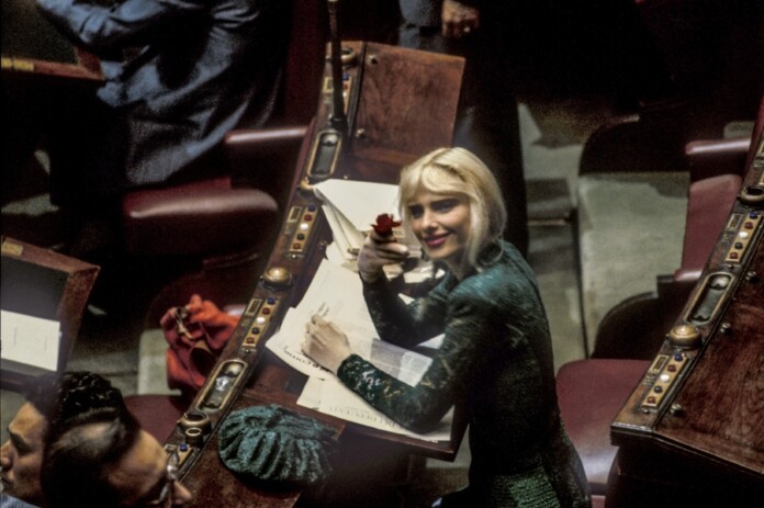 1987 Roma, Ilona Staller alla Camera dei Deputati. © Mimmo Frassineti