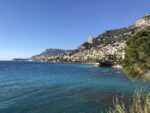© Photo Dario Bragaglia, Vista da Cap Martin verso il Maybourne Riviera, in alto su uno sperone roccioso