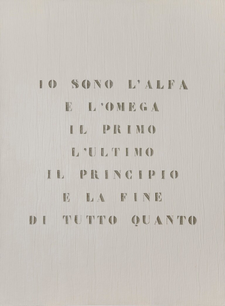 Vincenzo Agnetti, Ritratto di Dio, 1970, feltro bianco con scritta incisa dipinta di argento / white felt with engraved, silver painted inscription, 150 x 110 cm, ph. Roberto Marossi, courtesy Fondazione Agnetti, Milano