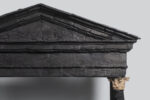 Larario a forma di tempietto corinzio, Casa del Salone Nero, particolare del frontone. Ph. ©luigispina