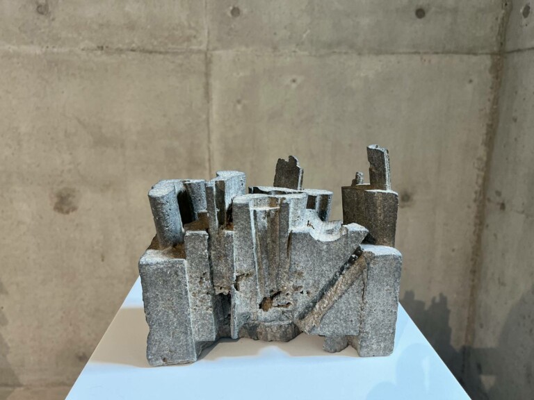 Senza Titolo, la prima scultura di Anachar Basbous creata all'età di 10 anni, nel 1979. Photo Maghie Ghali