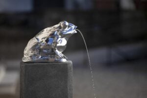 Ti Amo, la fontana di Marco Cassani nel cortile di Fondazione Pistoletto