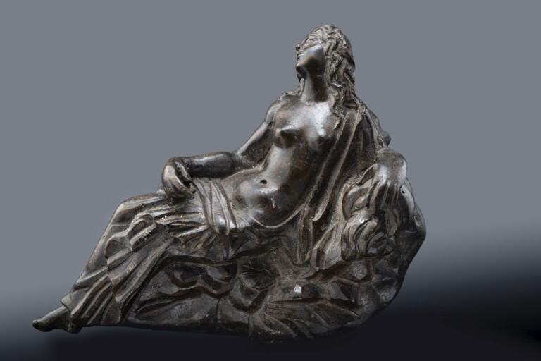 Applique di mobile in bronzo con ninfa, III° cardine. Ph. ©luigispina