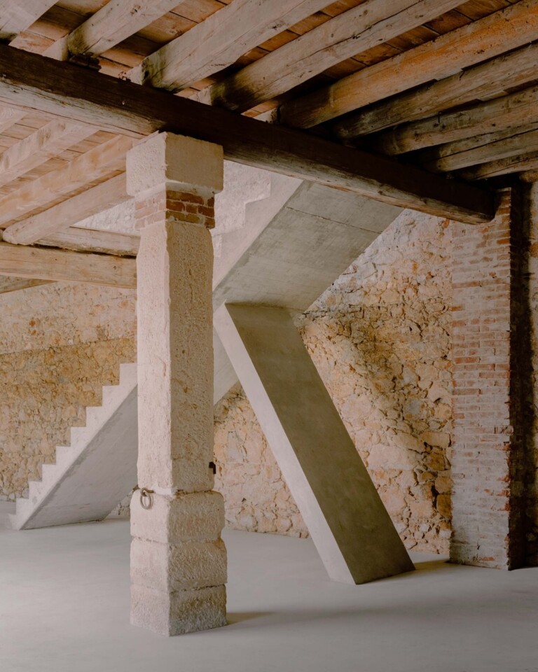 AMAA – Marcello Galiotto e Alessandra Rampazzo, PLEONASTIC IS FANTASTIC – Conservazione e trasformazione in galleria di design di una barchessa storica a Lonigo (VI), 2020: la scala interna autoportante