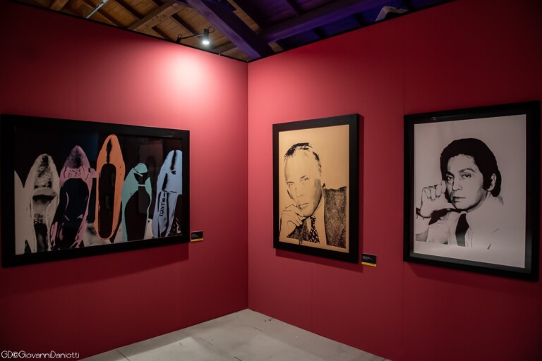 Andy Warhol, Scarpe, Armani e Valentino, exhibition view alla Fabbrica del Vapore, Milano, 2022