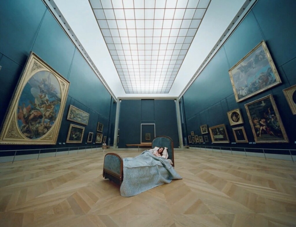 Louvre Looks: 20 video di 20 artisti under 40 per raccontare il museo di Parigi