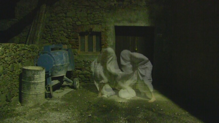 Aronne Pleuteri, Due fantasmi tentano di picchiarsi ma sono incorporei, 2022, video HD, 2'