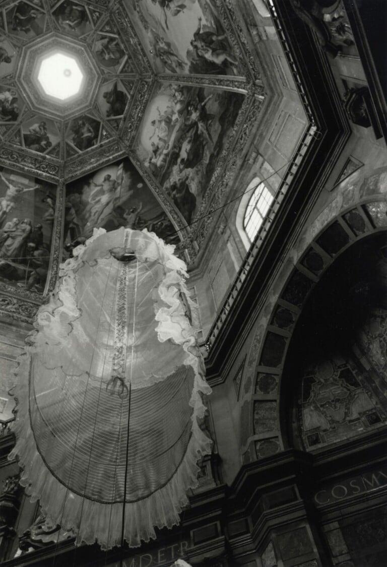 Biennale della Moda, Firenze, 1996. Installazione di Gianfranco Ferré. Photo Paola De Pietri. Courtesy Centro di Ricerca Gianfranco Ferré